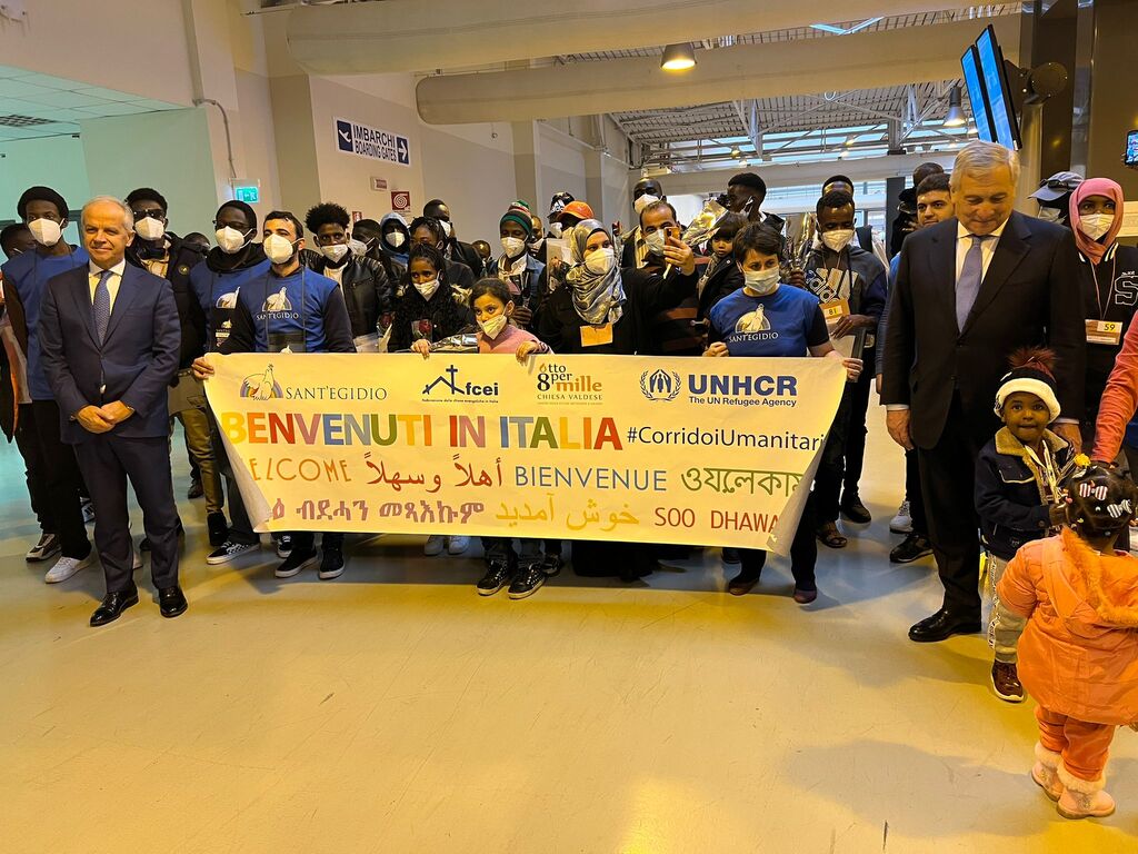 Corredores humanitarios: excelencia italiana en términos de acogida de inmigrantes. Se acogieron 114 refugiados de Libia, incluidos muchos niños.